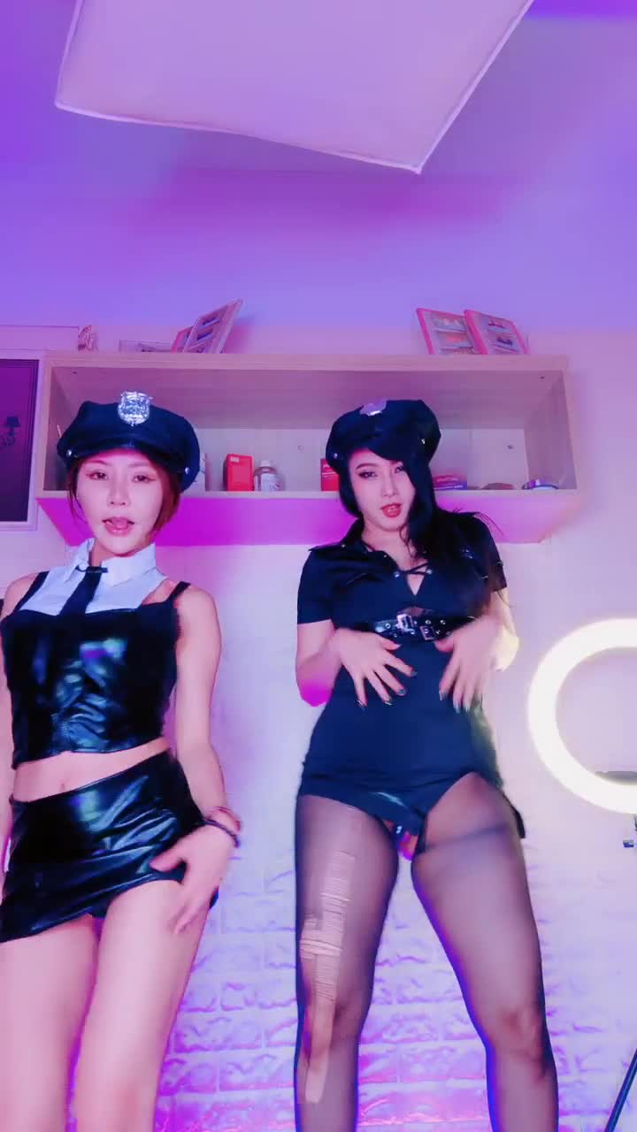 新合集~两位巨乳骚货女同 互相舔脚【你的宝贝】揉奶自慰  互舔小逼【12v】 (9)