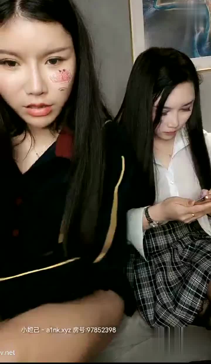 【新一代女探花】什么都玩N场收费大秀~闺蜜俩人各种玩【20V】 (20)