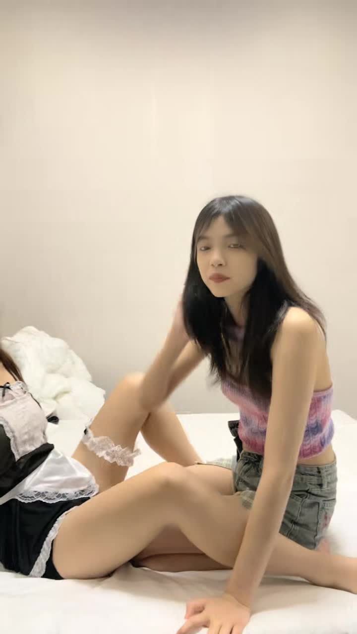 3个清纯学妹下海【叛逆少女团】3位00后~环肥燕瘦各有千秋~叠罗汉~4P无套啪啪【31V】 (9)