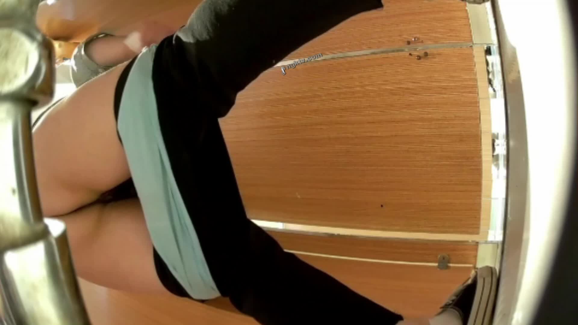 某房流出【商场女厕全景后拍】少妇 小姐姐 拉屎撒尿合集【296V】 (195)