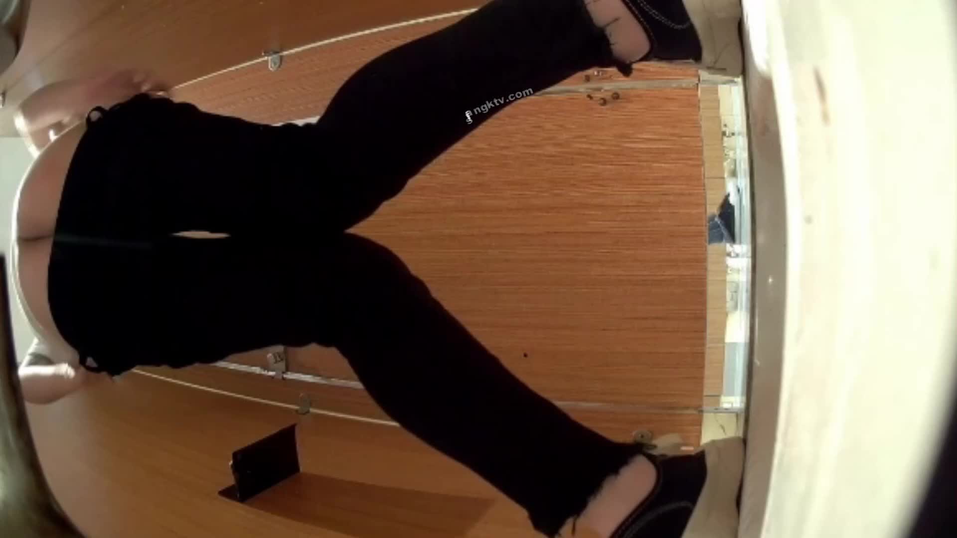 某房流出【商场女厕全景后拍】少妇 小姐姐 拉屎撒尿合集【296V】 (211)