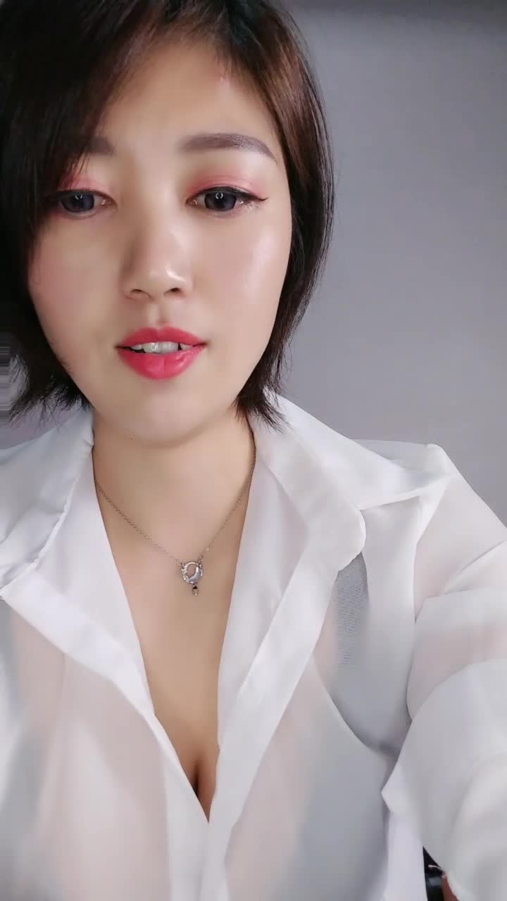 顶级欲姐【花儿让你采】巨乳戴乳夹~手抠指插道具嗨~扩阴器~狂喷【19V】 (1)