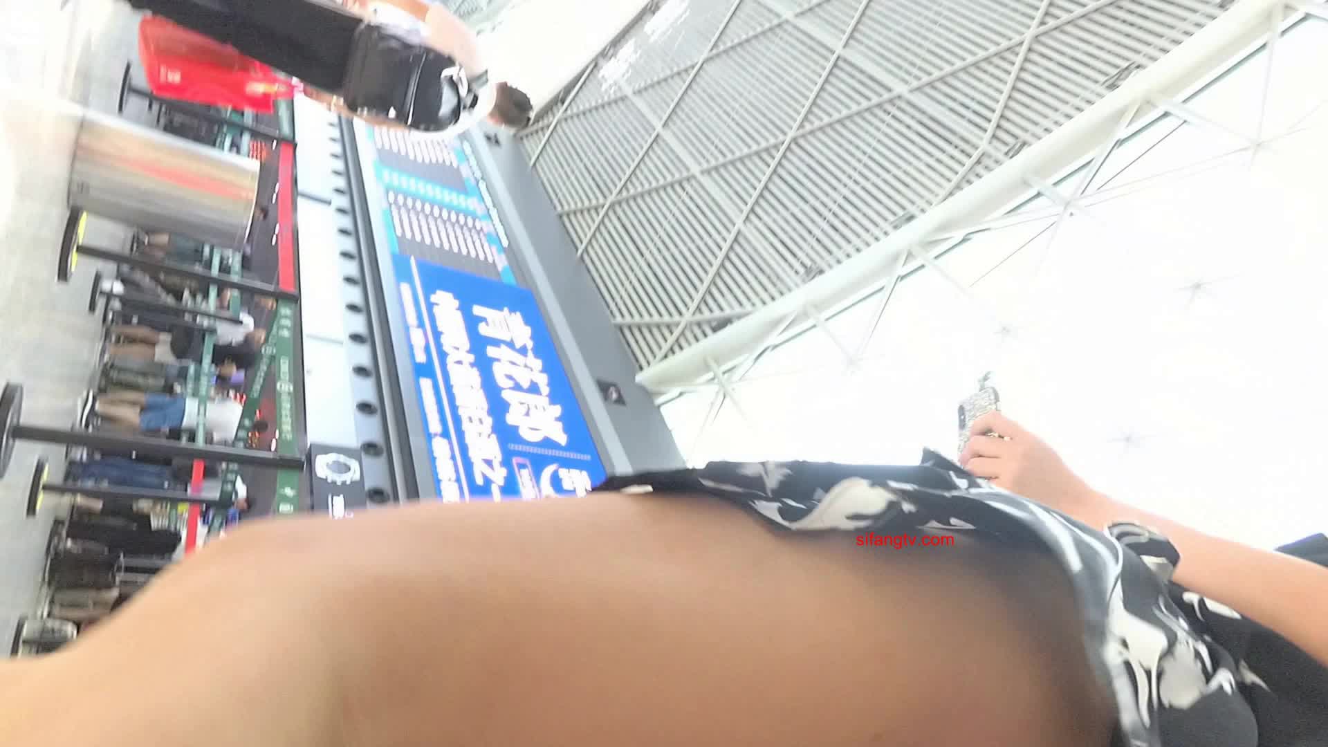 极品抄底 viss机场抄底系列 偷拍各种少妇嫩妹裙底【20v】 (20)