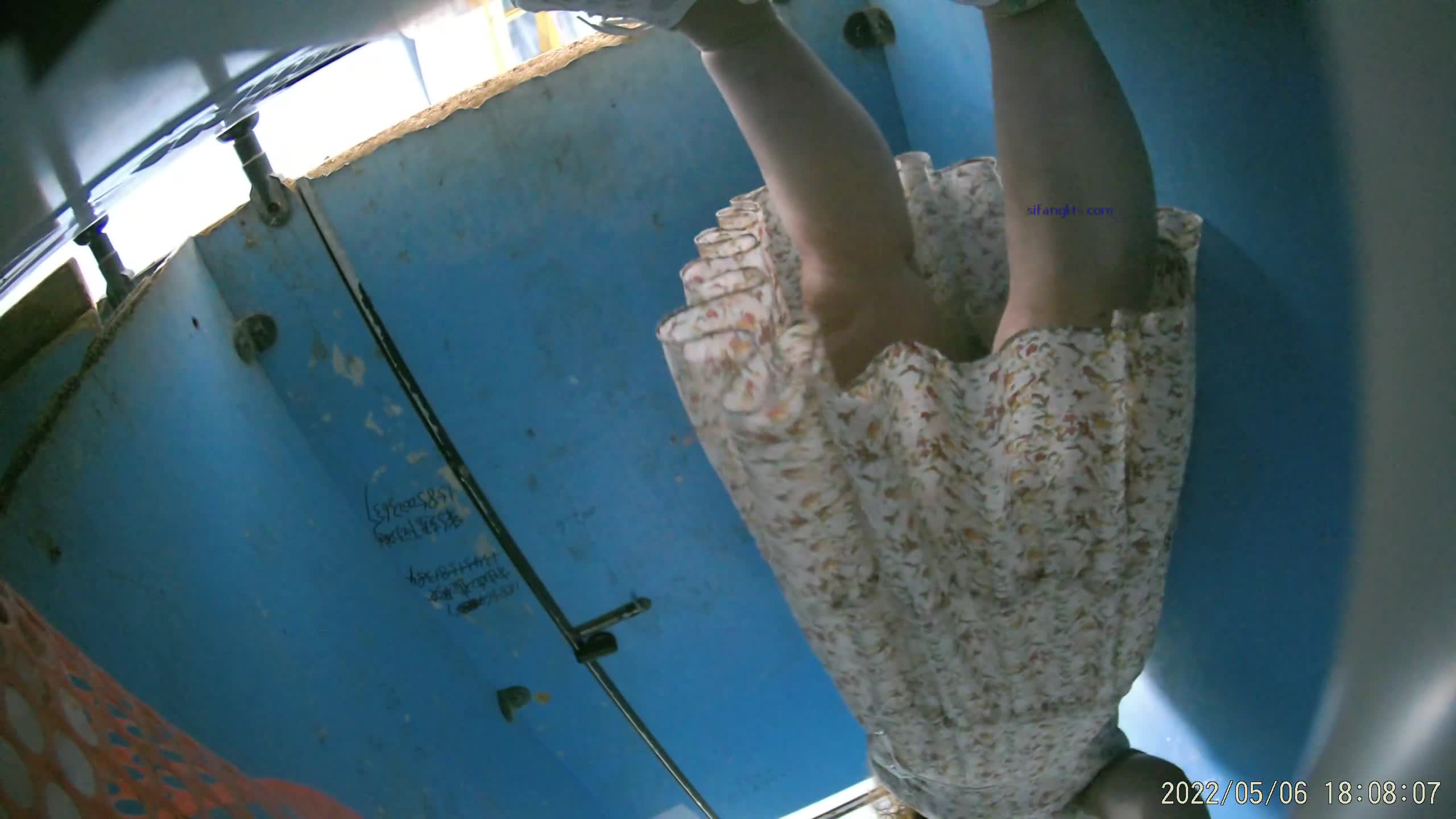 某房流出【商场女厕全景后拍】少妇 小姐姐 拉屎撒尿合集【296V】 (136)