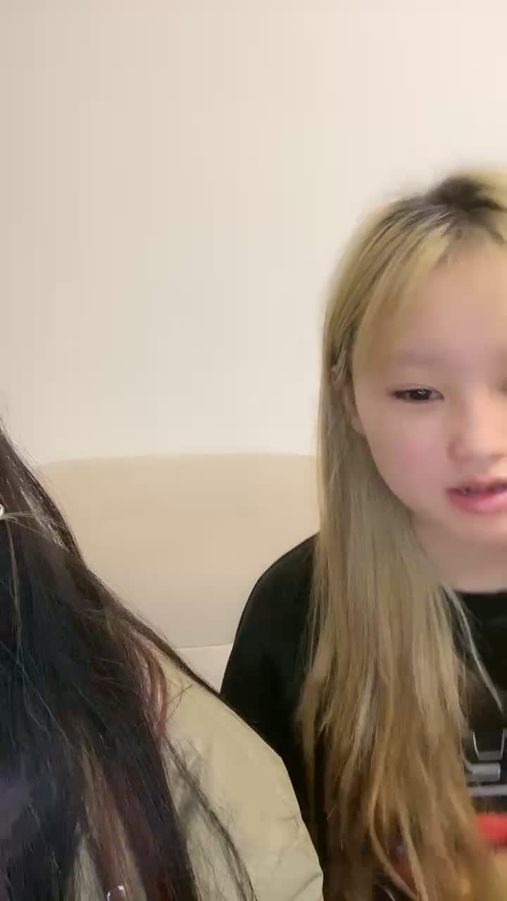 小屁孩下海黄播【萝莉酱酱】一脸稚气~全裸直播【21V】 (19).MP4