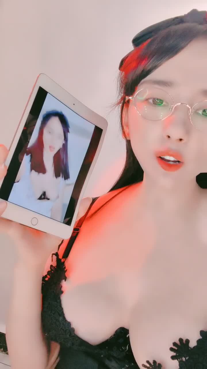 性感眼镜妹~绿播【小护士与闺蜜】性感丝袜美腿~骚脚勾引~粉嫩鲍鱼【24V】 (24)