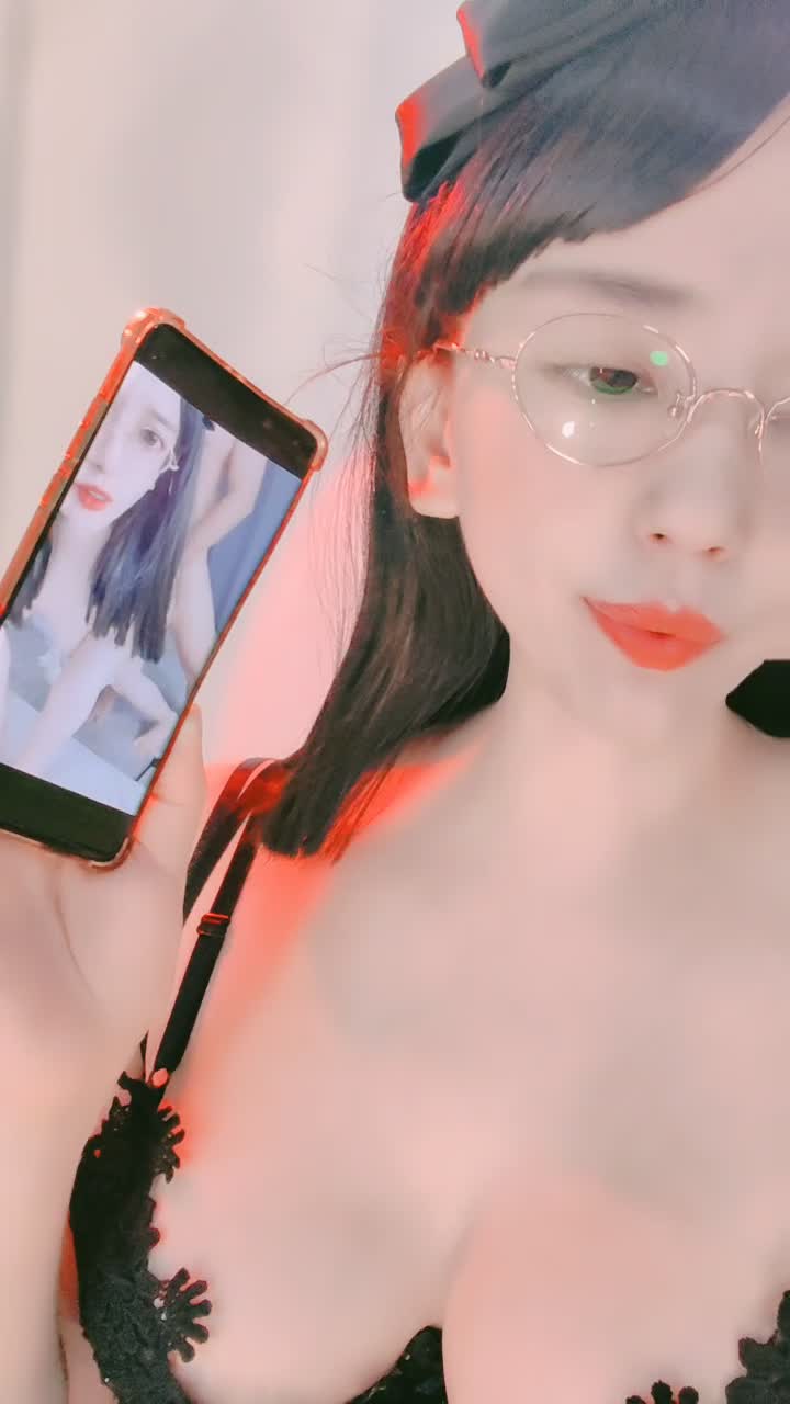 性感眼镜妹~绿播【小护士与闺蜜】性感丝袜美腿~骚脚勾引~粉嫩鲍鱼【24V】 (22)