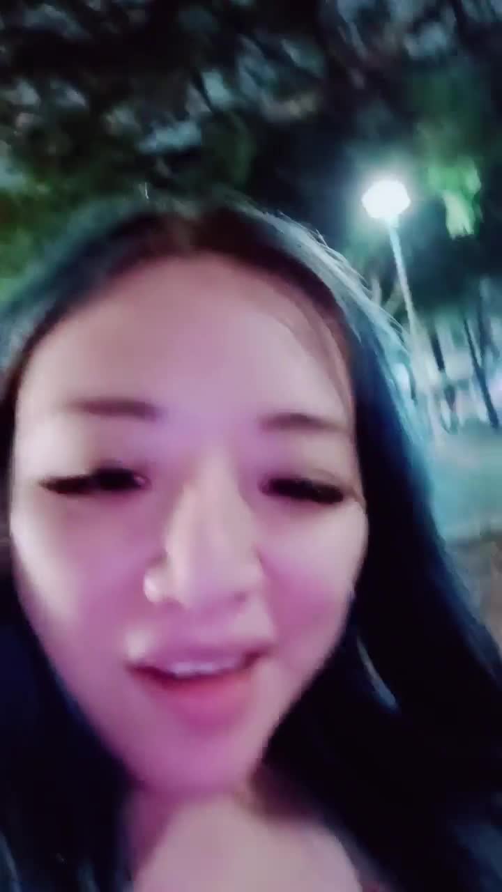 【户外骚小婕】餐饮店，超市，药店露出，背着游客抖奶揉奶自慰【61v】 (34)