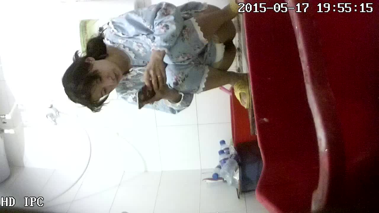 卫生间偷拍 女生背刺室友 偷拍宿舍闺蜜卫生间洗澡更衣 尿尿生活日常【200v】 (50)