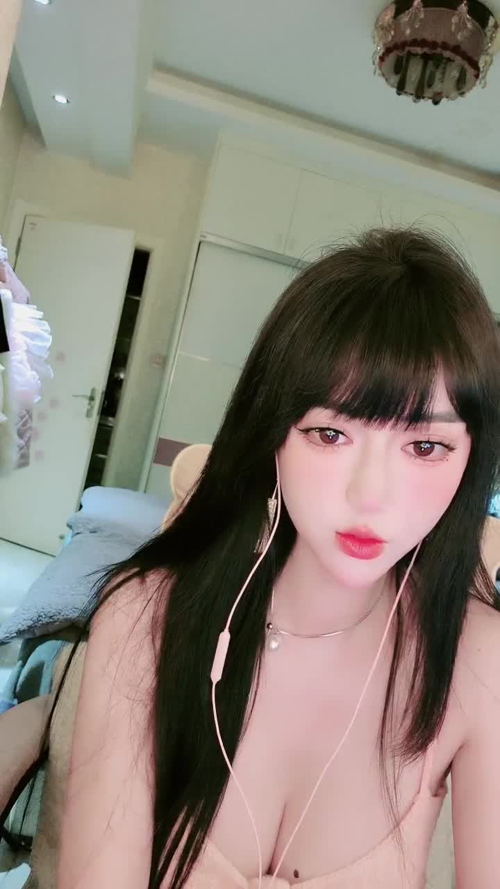 绿转黄！21岁女神超大尺度收费房！【水冰月】性感脱衣裸舞！扳穴自慰【14v】 (11)