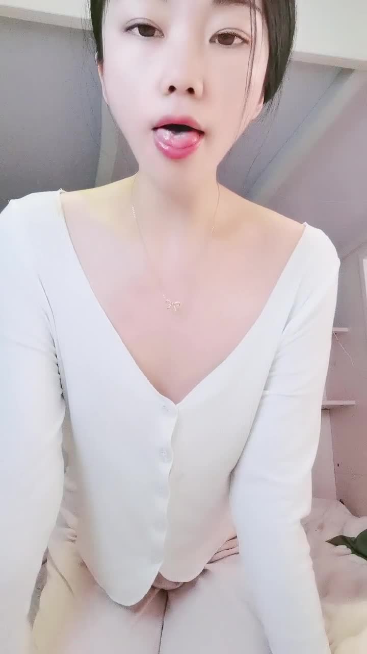 绿播【01年毛毛】性感黑丝~骚舞扭动~揉胸聊骚【18V】 (15)