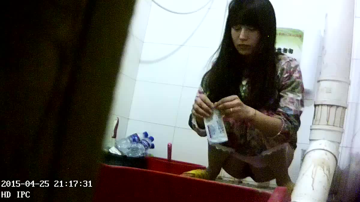 卫生间偷拍 女生背刺室友 偷拍宿舍闺蜜卫生间洗澡更衣 尿尿生活日常【200v】 (219)