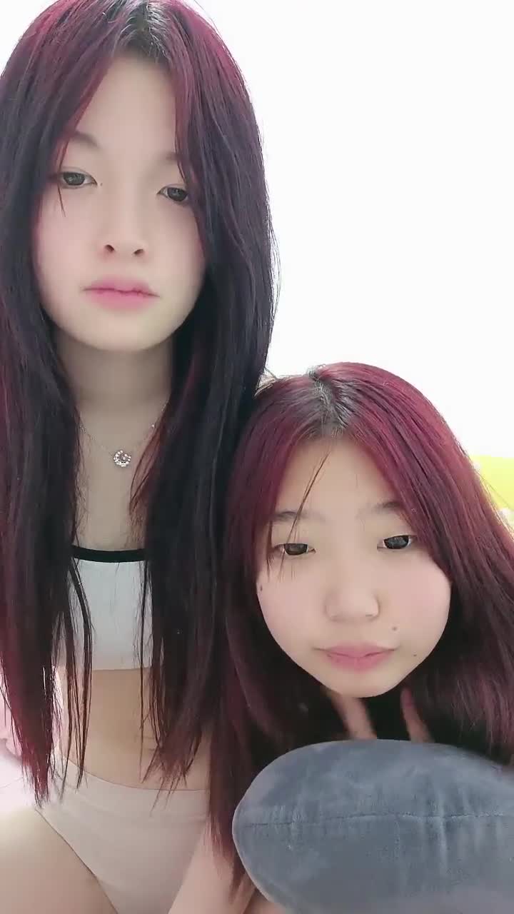 俩位校花女同【小灰灰】互玩~自慰【35v】 (34)