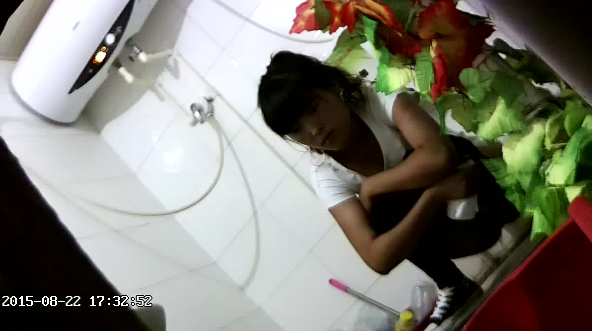 卫生间偷拍 女生背刺室友 偷拍宿舍闺蜜卫生间洗澡更衣 尿尿生活日常【200v】 (148)