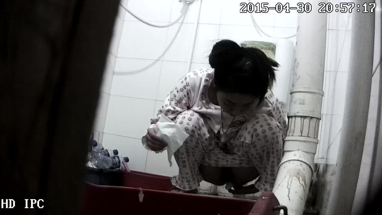 卫生间偷拍 女生背刺室友 偷拍宿舍闺蜜卫生间洗澡更衣 尿尿生活日常【200v】 (72)