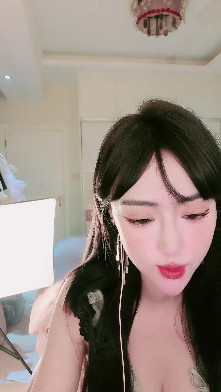 绿转黄！21岁女神超大尺度收费房！【水冰月】性感脱衣裸舞！扳穴自慰【14v】 (9)