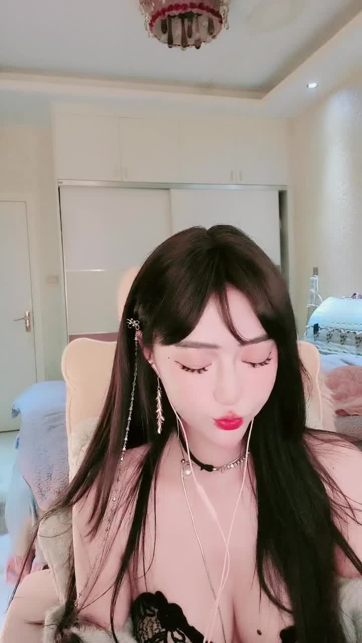 绿转黄！21岁女神超大尺度收费房！【水冰月】性感脱衣裸舞！扳穴自慰【14v】 (10)