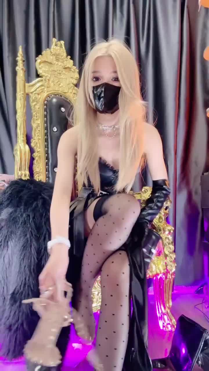 暗黑or甜美切换型女王❤️玥樾❤️喜欢穿各种长靴丝袜 倒计时 榨精 皮靴 红绿灯 骚脚指一扭一扭 很是诱惑！【20V】 (16)