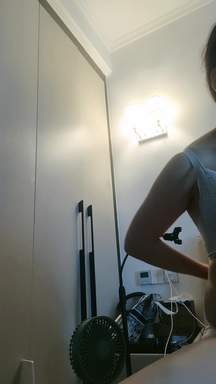 哺乳期宝妈喂奶【宝妈臭妹】下海赚奶粉钱~抠穴自慰~喷奶水【24v】 (22)