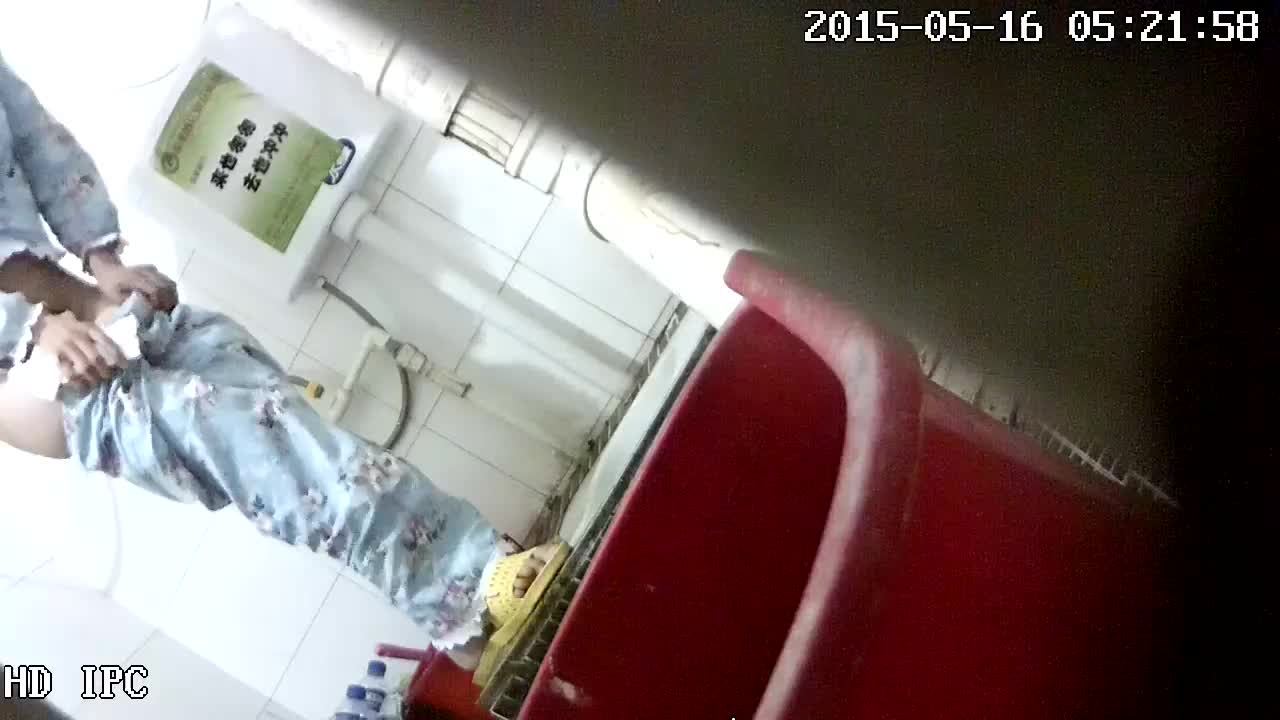 卫生间偷拍 女生背刺室友 偷拍宿舍闺蜜卫生间洗澡更衣 尿尿生活日常【200v】 (3)