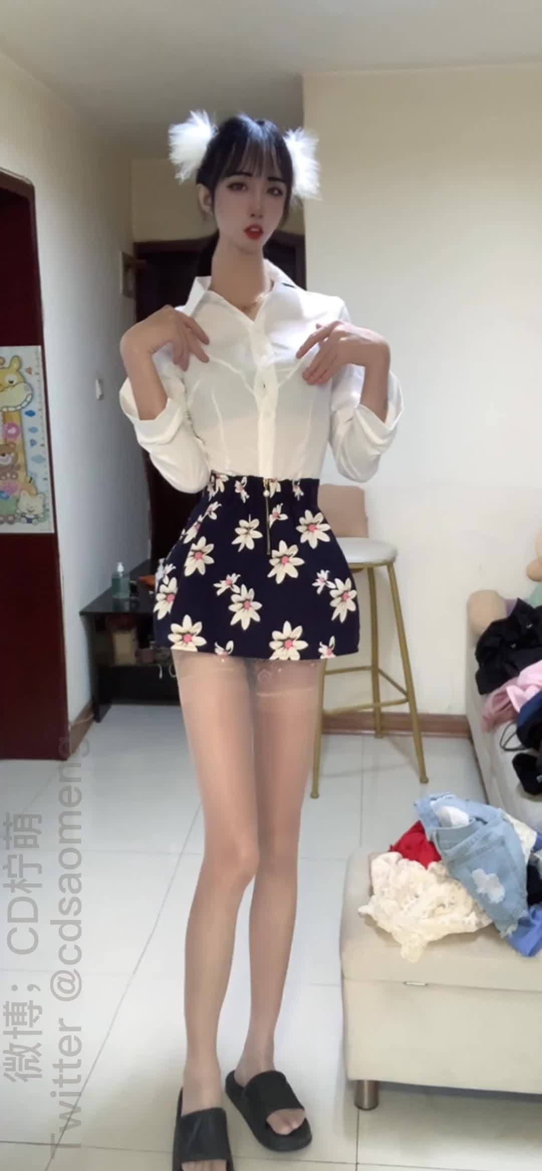 178大长腿 伪娘 · cd柠檬  · 丝袜控，制服诱惑，笔直站立打飞机，射完全身舒服死了