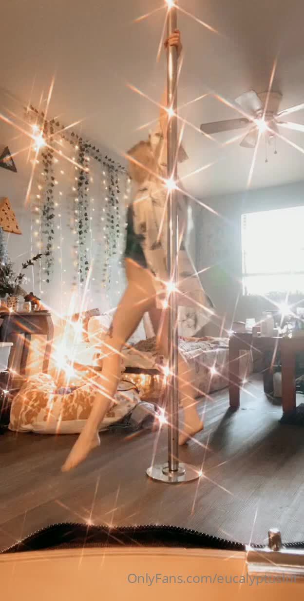 【自整理】金发萝莉少女忍不住在床上自慰，她的白虎馒头小蜜穴不停的往外流骚水！【166V】 (36)