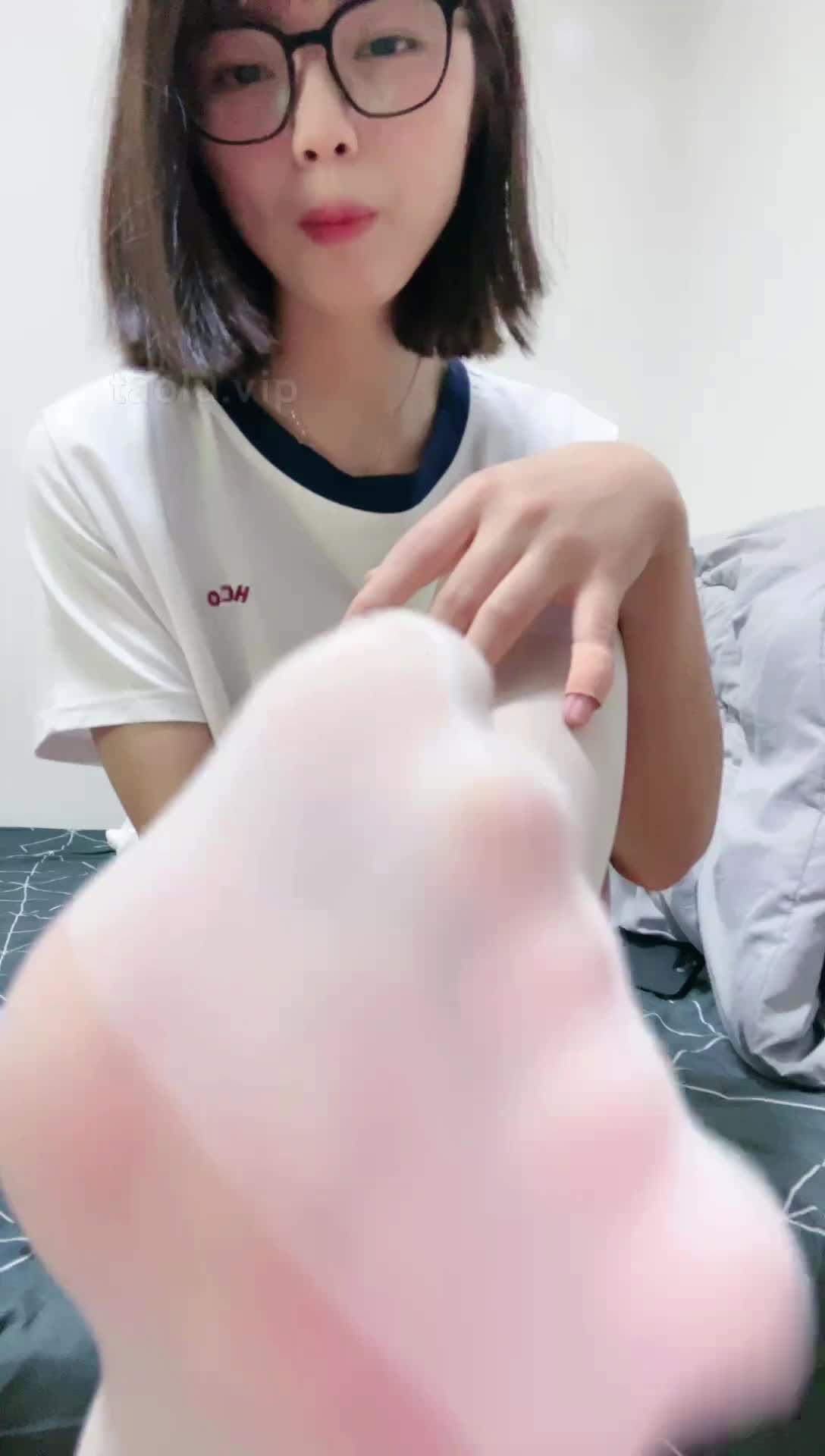 〖娇娇〗脚踩_咀嚼物_踩踏_闻舔船袜，多种刺激玩法SM调教，猎奇极品【22V】 (21)