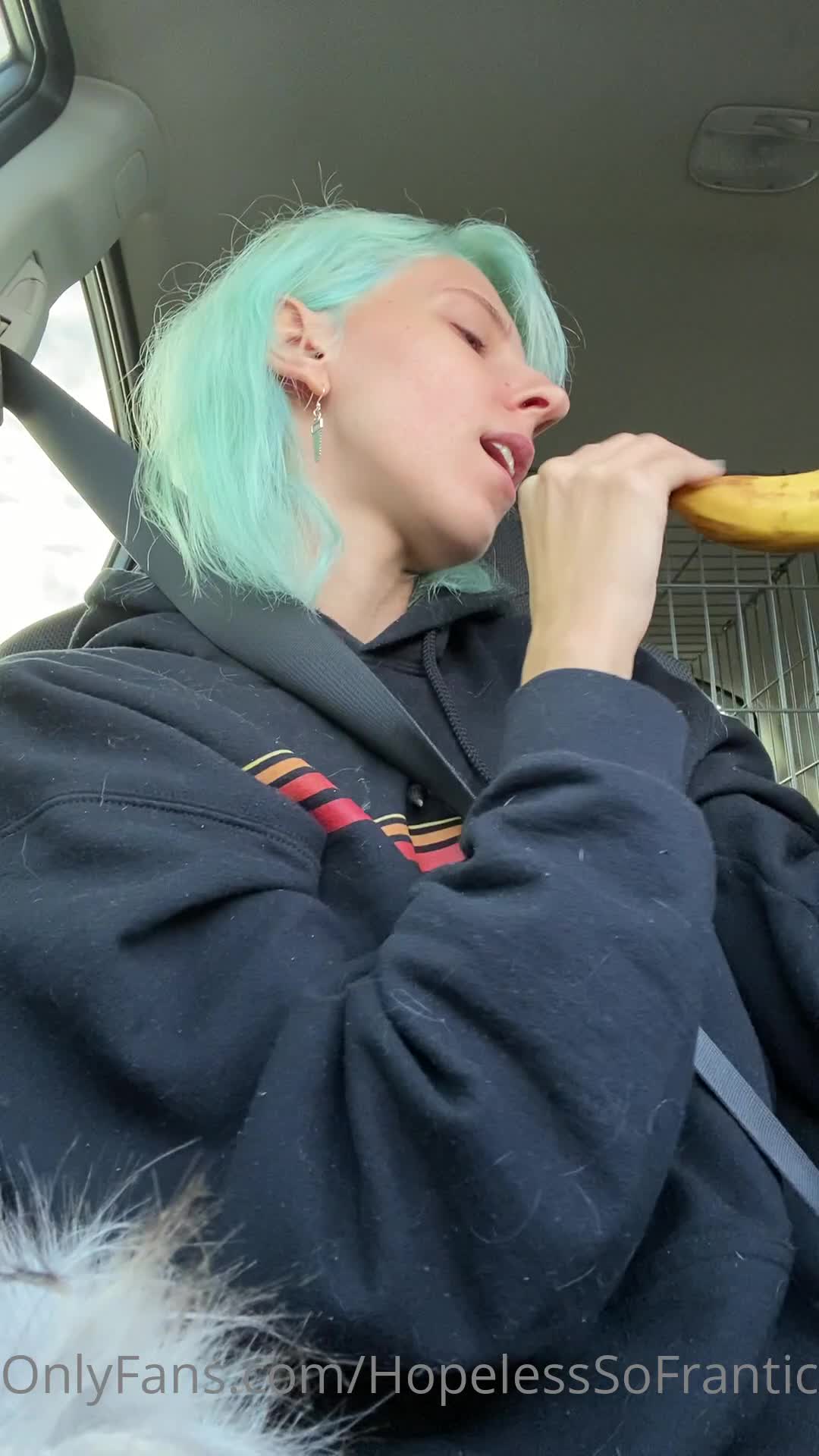 【自整理】练习瑜伽的苗条少女把紧身裤剪个破洞做一字马劈叉，这下不勒小逼了！【203V】 (126)