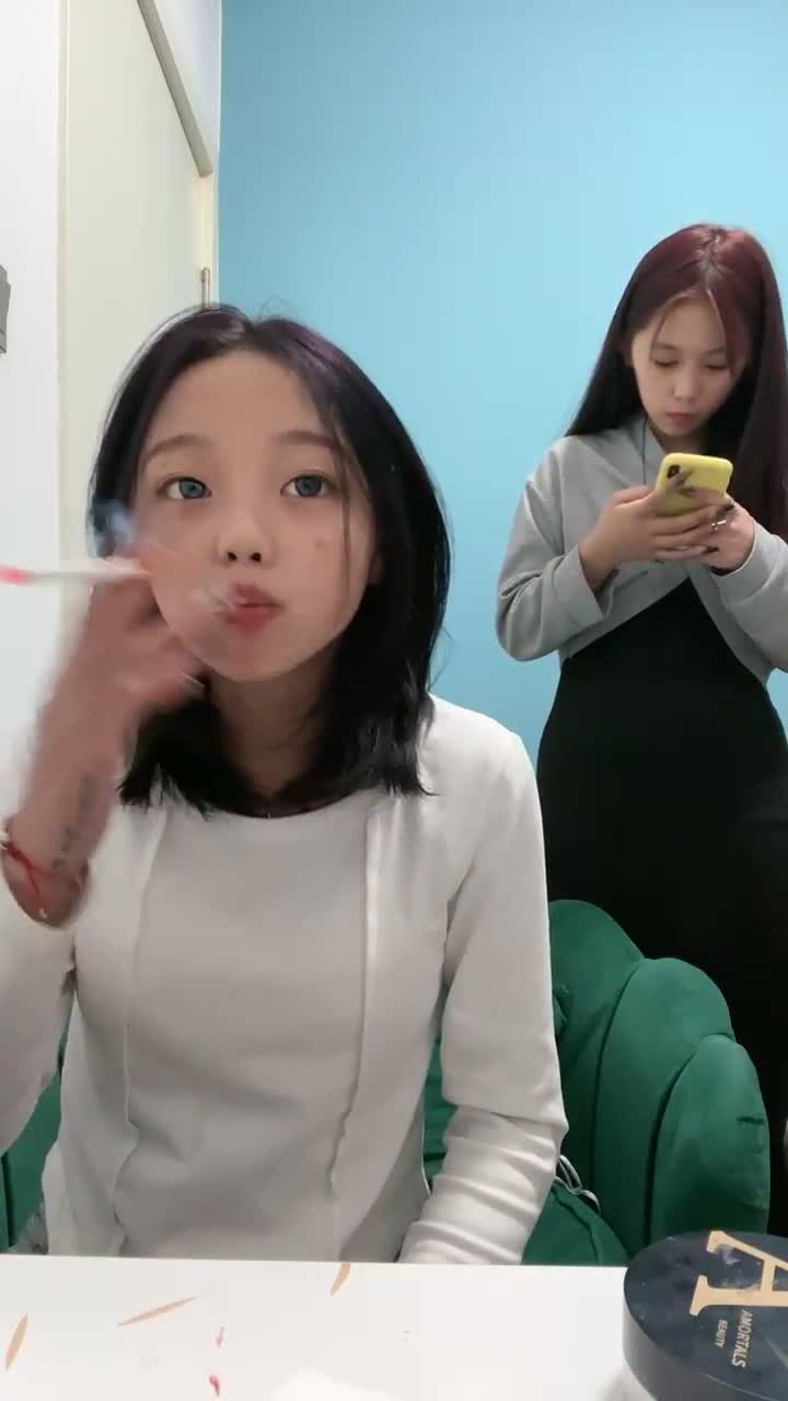 好几个精神小妹全裸摇摆勾引【Gia少女】脱光跳舞诱惑~全裸摇摆勾引~神魂颠倒【47V】 (43)