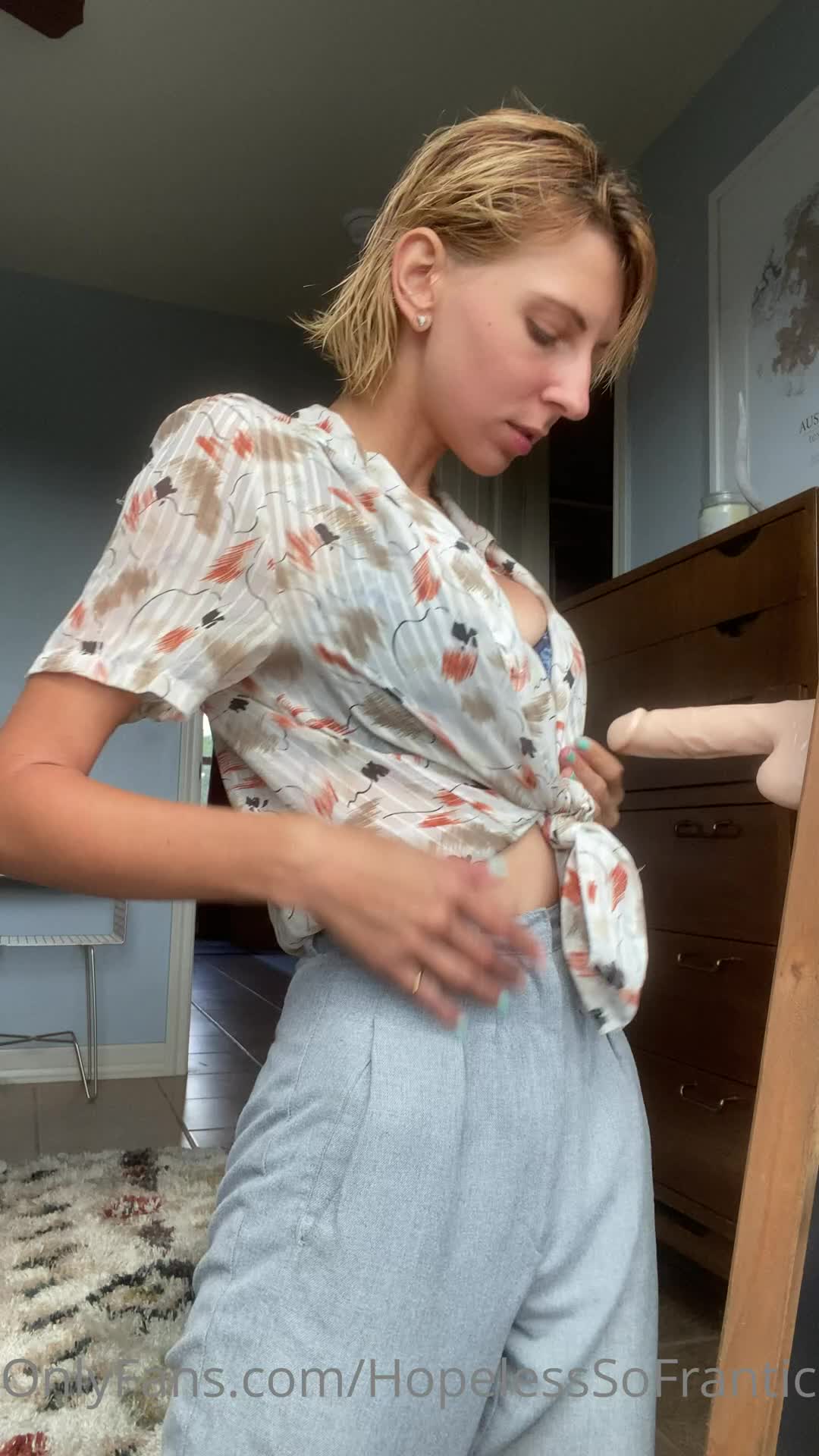 【自整理】练习瑜伽的苗条少女把紧身裤剪个破洞做一字马劈叉，这下不勒小逼了！【203V】 (128)