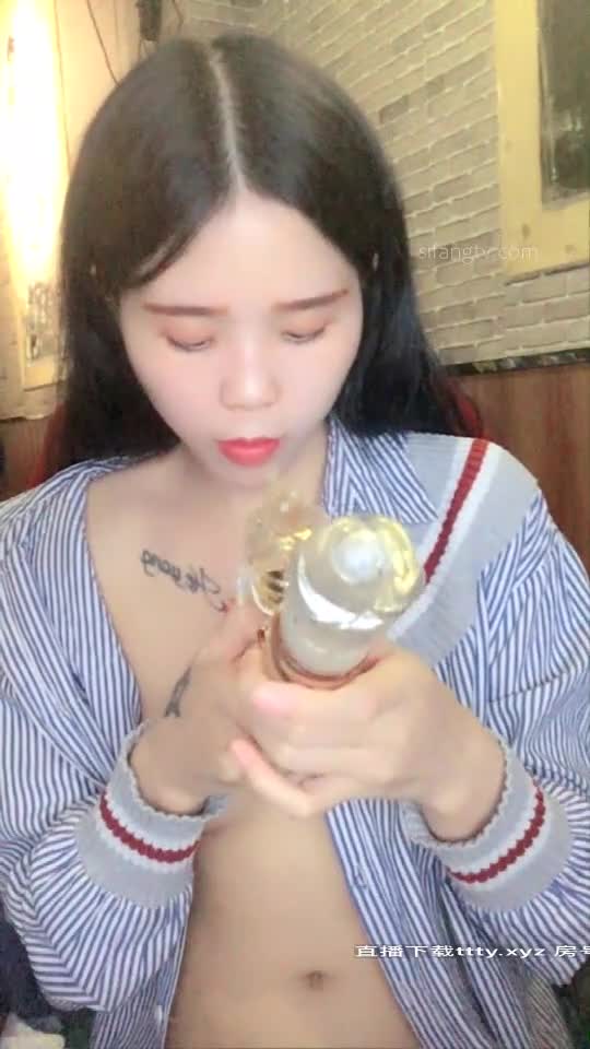 极品颜值骚货【小母狗很骚哦】露脸全裸露出口交【100v】 (109)