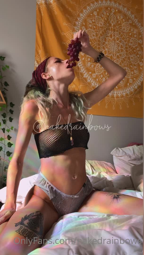 【自整理】金发萝莉少女忍不住在床上自慰，她的白虎馒头小蜜穴不停的往外流骚水！【166V】 (23)