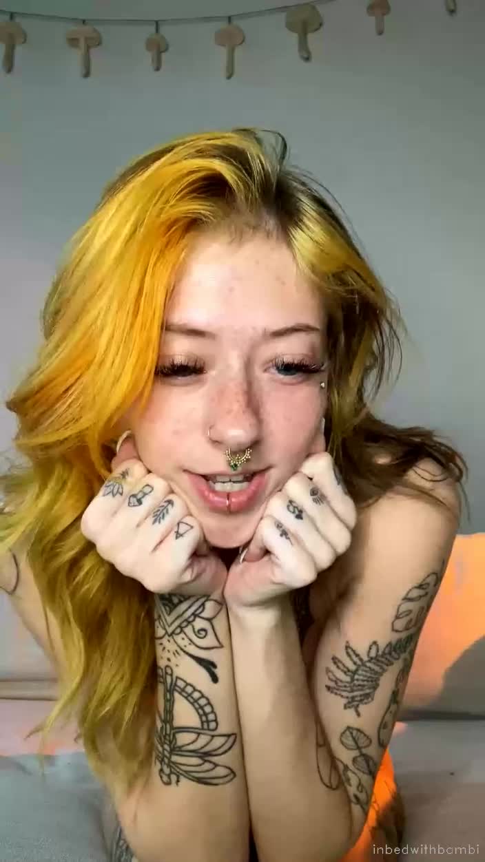 【自整理】金发萝莉少女忍不住在床上自慰，她的白虎馒头小蜜穴不停的往外流骚水！【166V】 (11)