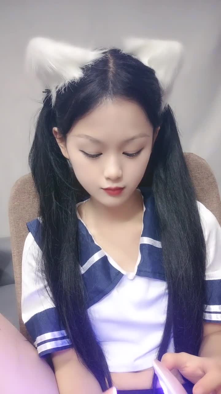 刚成年的小妹妹【小易的so啵啵】超嫩小女孩~抠穴自慰~啪啪~狂射一身【13V】 (11)