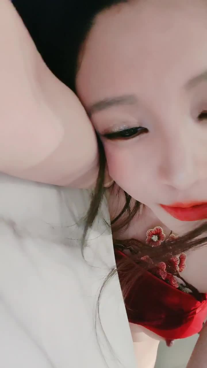 对镜子抠逼骚水喷不停！太壮观【遇水则发】淫水狂喷~水龙头一样【21v】 (18)