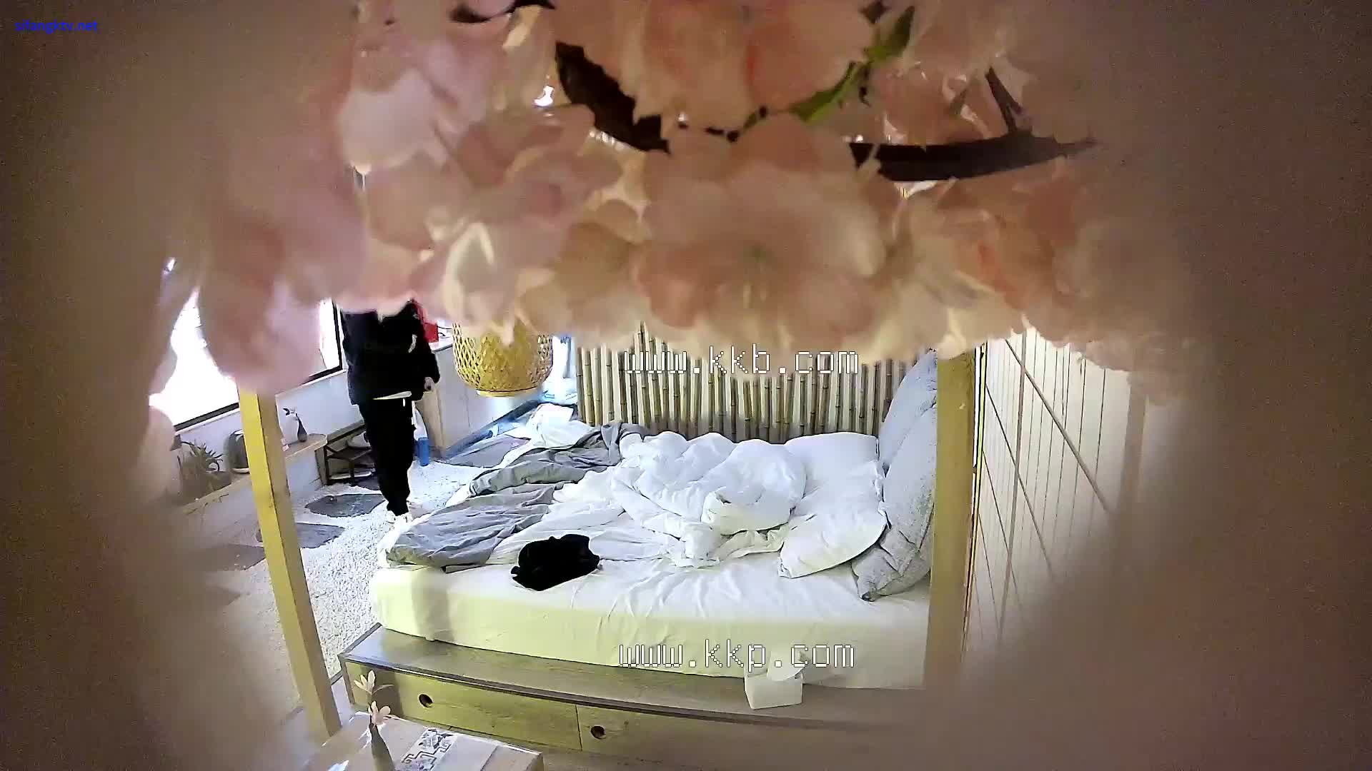 2024-1-17新流出酒店偷拍羞涩的精日情侣的次元情趣内衣啪啪秀