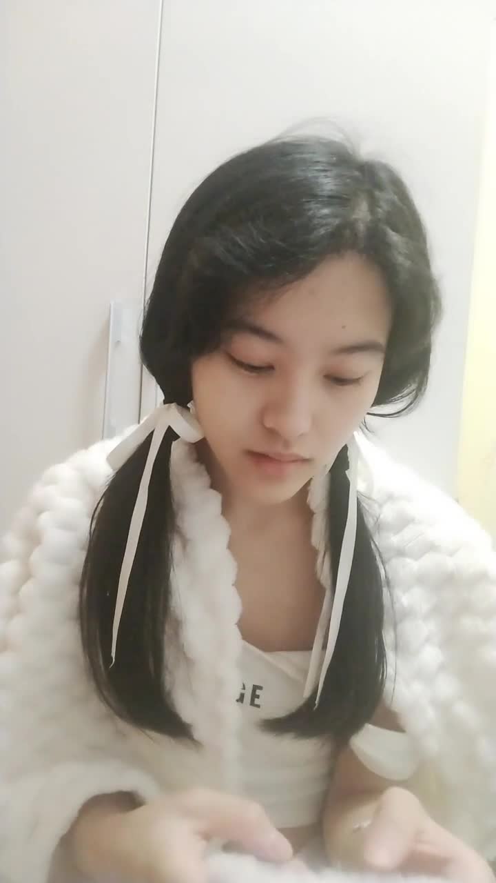 飞机场学妹在家裸聊【婕姚睡不着】揉奶诱惑 扳穴自慰【10v】 (6)