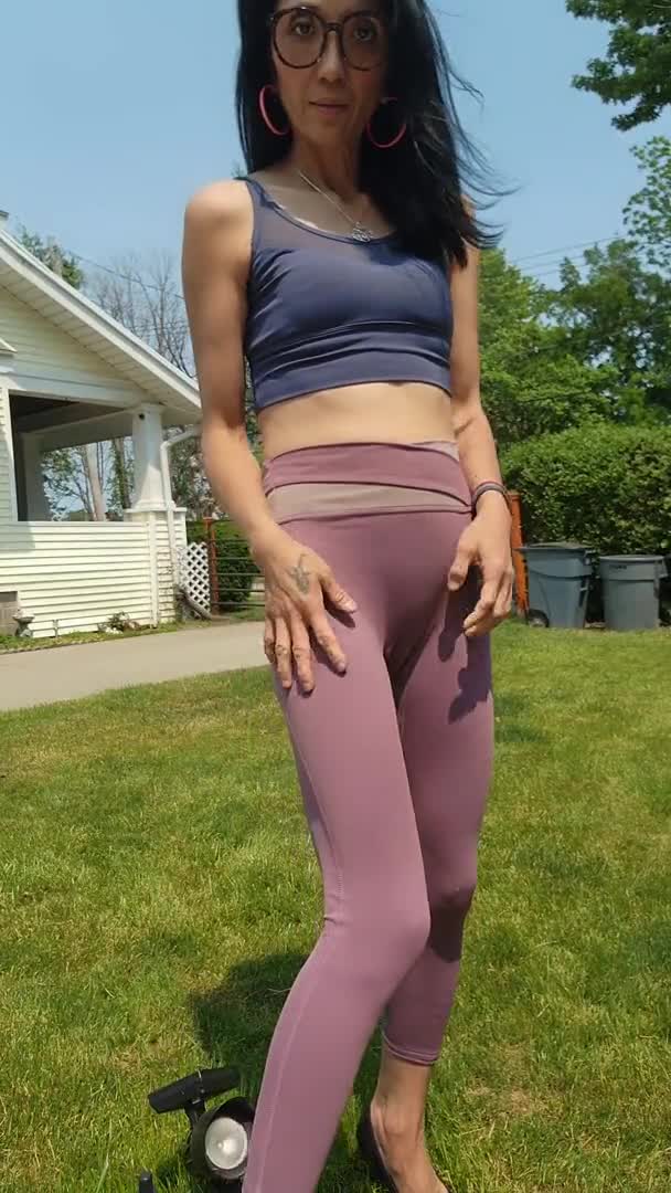 中国熟女穿着瑜伽裤坐在院子长凳上发骚 (647b6e8908509)