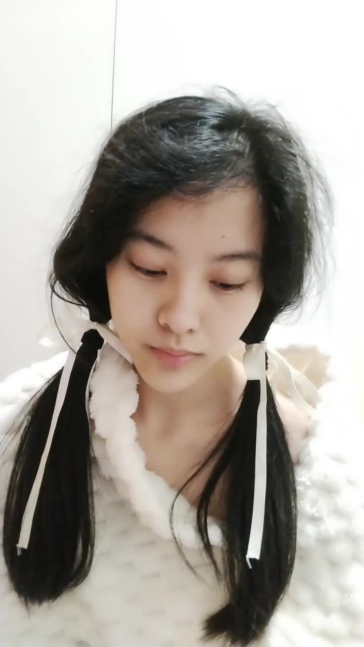 飞机场学妹在家裸聊【婕姚睡不着】揉奶诱惑 扳穴自慰【10v】 (5)