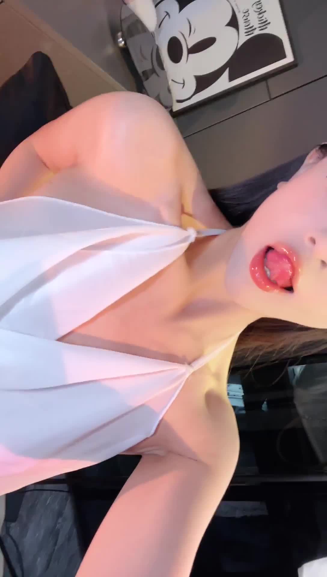 尤物【VK】粉红的舌头~魔鬼身材~美乳抖奶【18V】 (15)