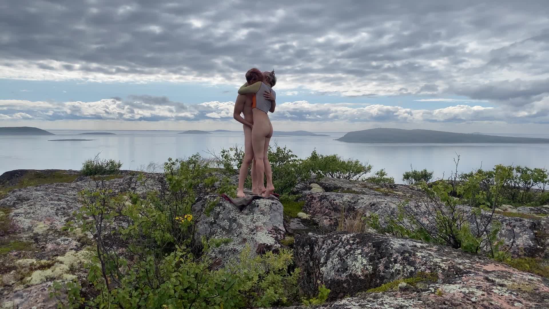 我们来到无人岛，在俯瞰大海的山上为你拍摄美丽的性爱 (64dd14d679e65)