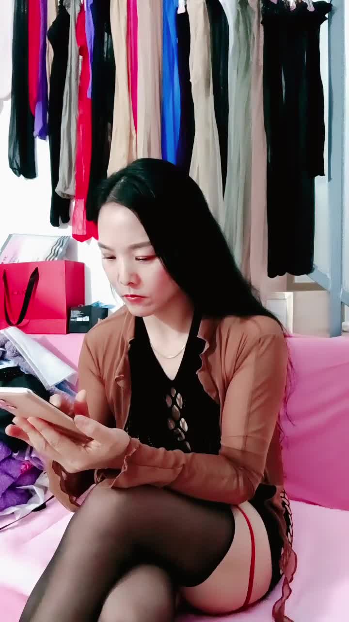 巨臀御姐【全网第一巨臀】高跟丝袜~自慰！【14v】 (10)