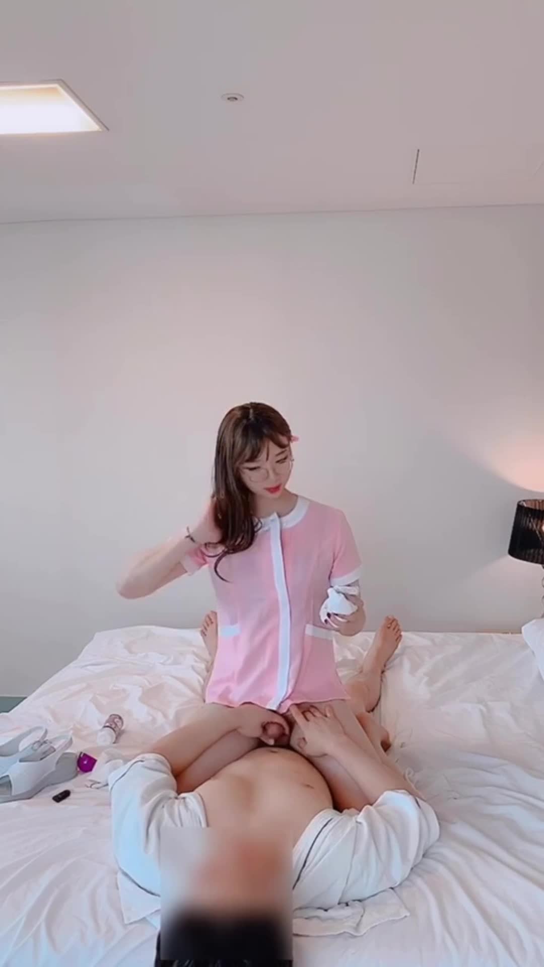 小护士眼镜伪娘 比女人还女人 婴儿肥娇滴滴 上位骑乘很悠闲