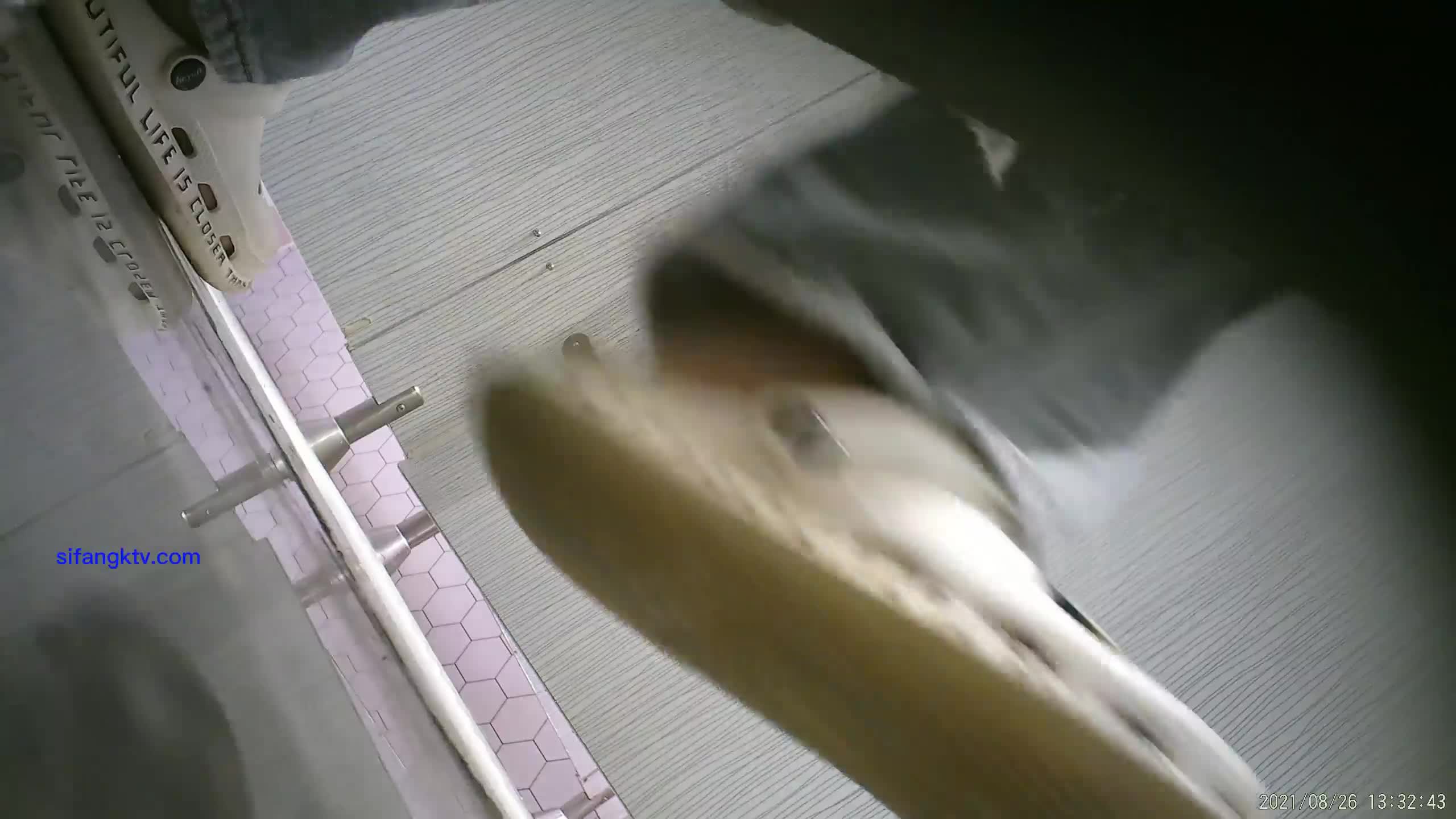 魔手☛外购~极品厕拍~美女大号、漂亮无毛B~肥美大屁股【44V】 (40)