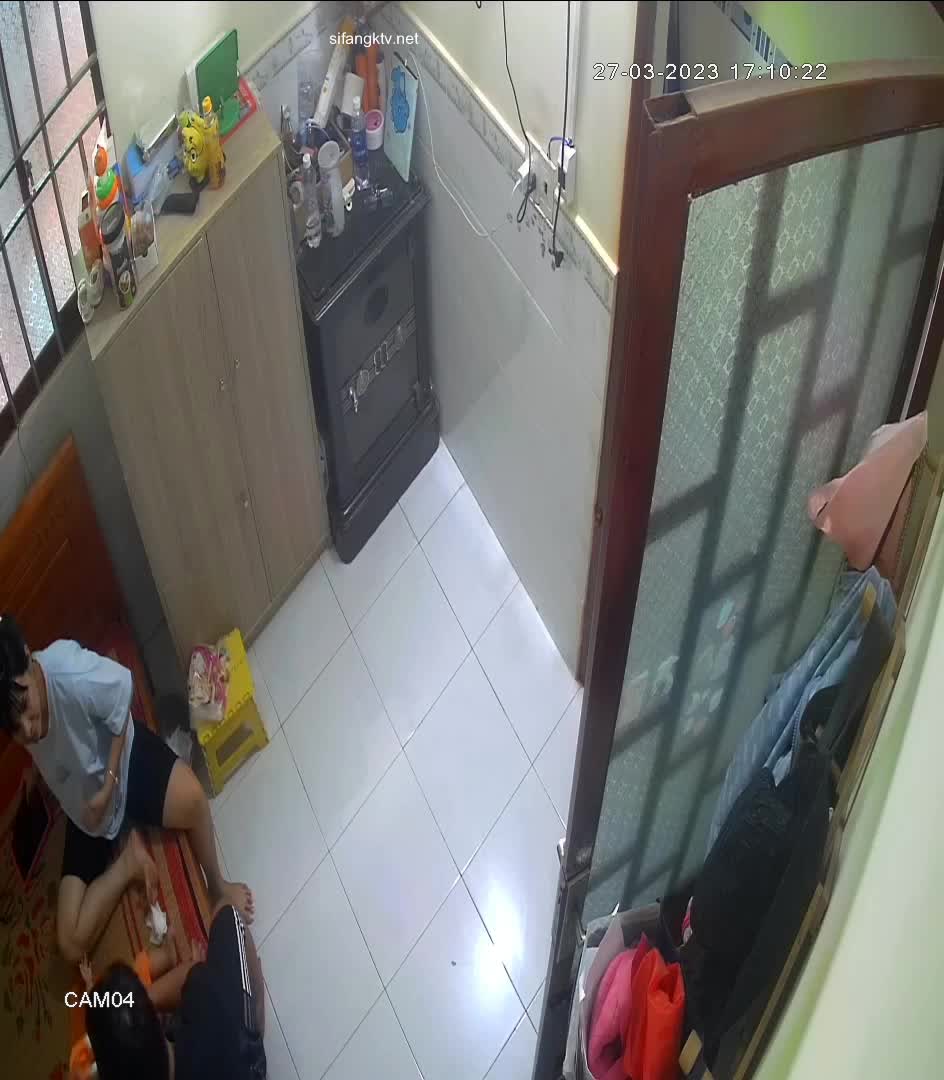 某房 12下旬露出【居家摄像头】偷拍老夫老妻 情侣不顾孩子啪啪性爱合集【58v】 (29)