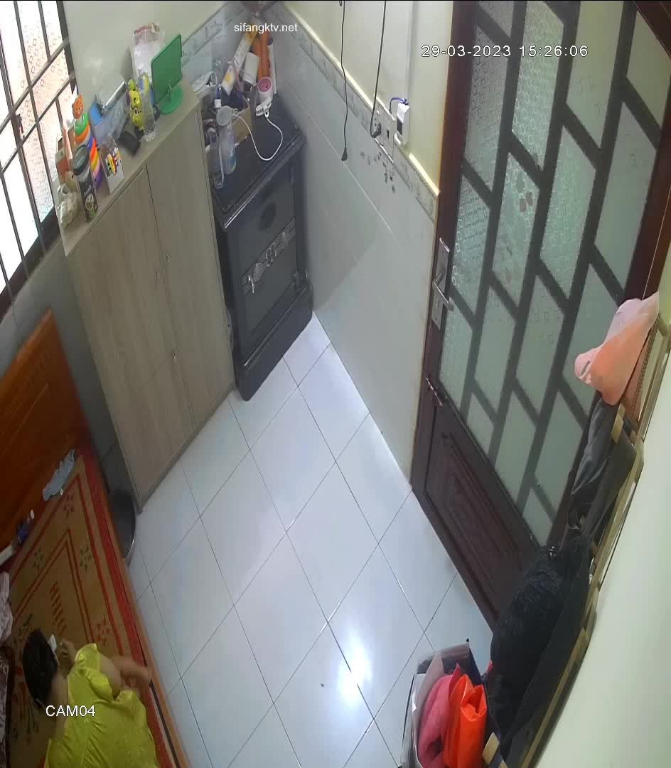 某房 12下旬露出【居家摄像头】偷拍老夫老妻 情侣不顾孩子啪啪性爱合集【58v】 (31)