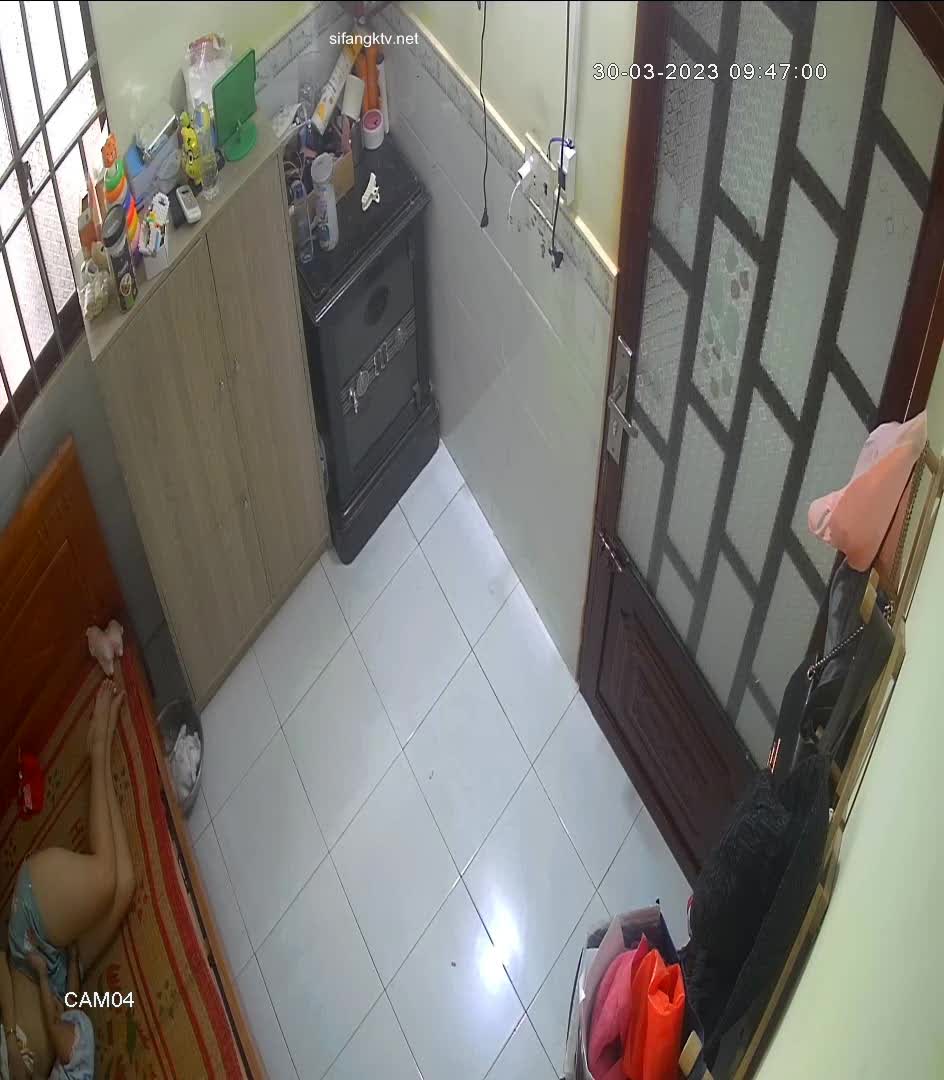 某房 12下旬露出【居家摄像头】偷拍老夫老妻 情侣不顾孩子啪啪性爱合集【58v】 (32)