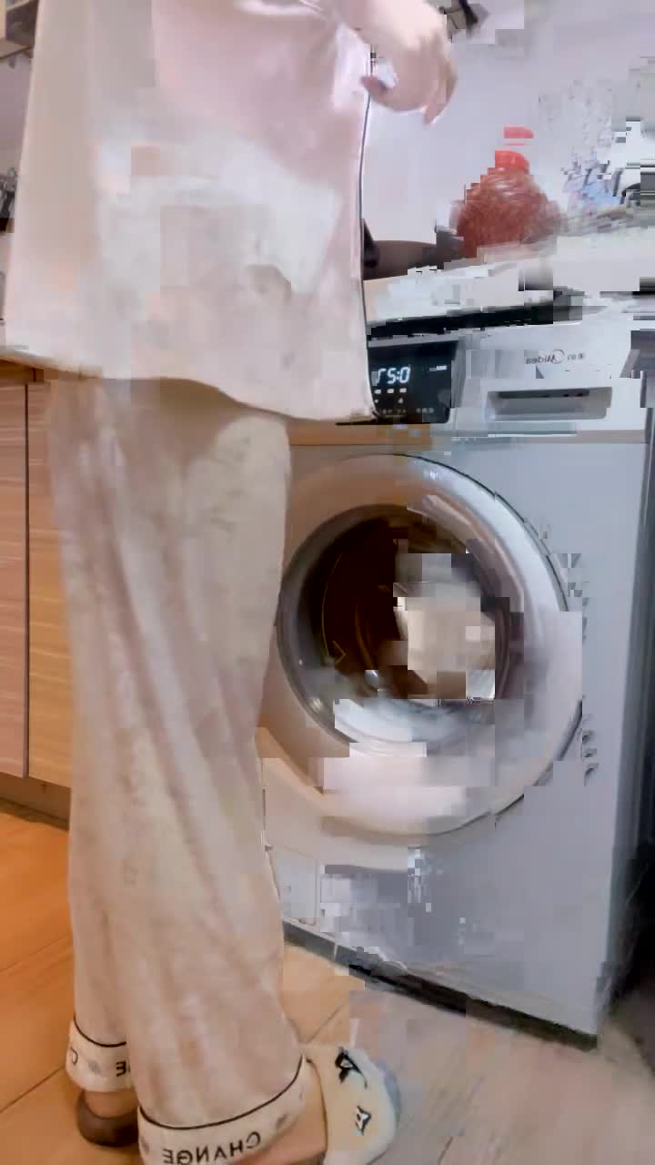 火爆人气女王~户外【爱插枪的女流氓】车震捆绑无套~电击抽搐~互舔啪啪【15V】 (13)