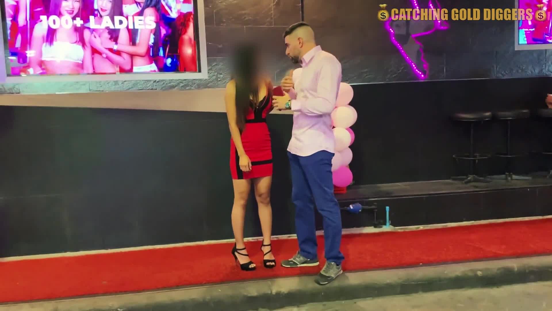 【自整理】欧美帅哥到街上搭讪路人美女，骗到家里来用大鸡巴给小姐姐疏通下水道！[104V] (4)