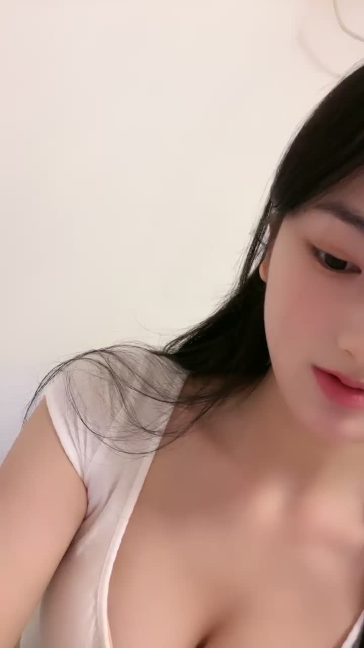 近期最美女神【菜菜不卖艺】娇嫩白虎~爆乳好坚挺【10V】 (8)